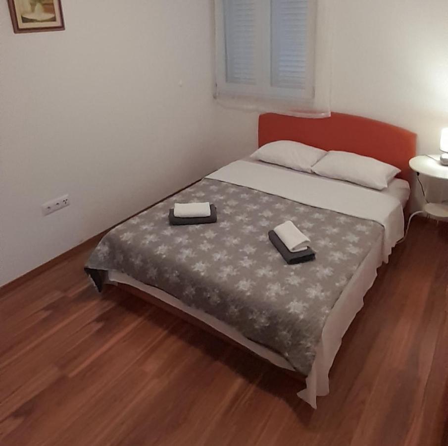 Apartments Zvonimir,Place By The Sea Mirce Extérieur photo