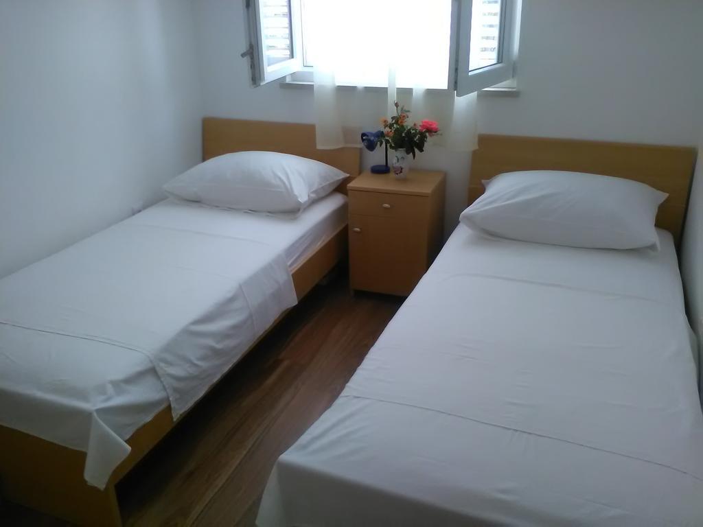 Apartments Zvonimir,Place By The Sea Mirce Extérieur photo