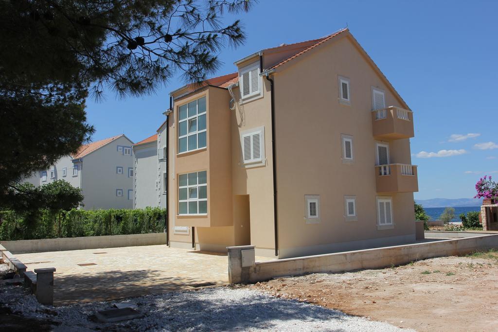 Apartments Zvonimir,Place By The Sea Mirce Extérieur photo