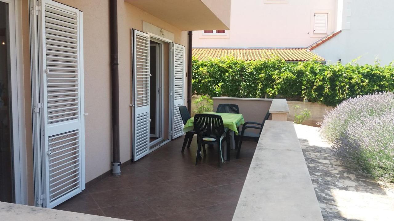 Apartments Zvonimir,Place By The Sea Mirce Extérieur photo