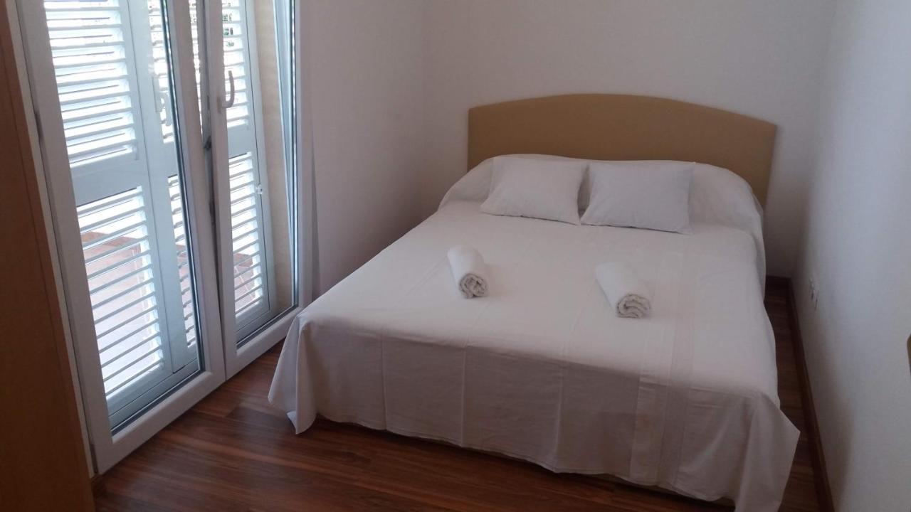 Apartments Zvonimir,Place By The Sea Mirce Extérieur photo