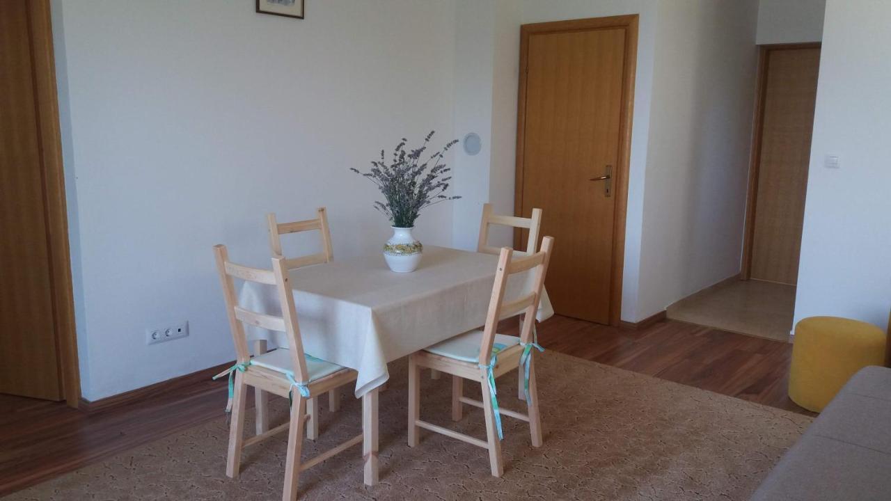 Apartments Zvonimir,Place By The Sea Mirce Extérieur photo